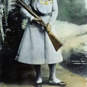 Annie Oakley Print (1860-1926). Art Prints, Posters & Puzzles from