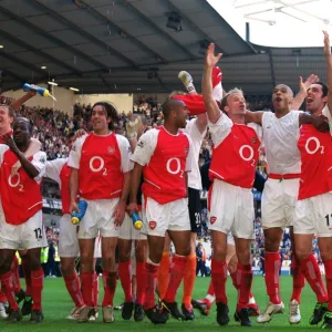 Arsenal celebrate13 040425. jpg