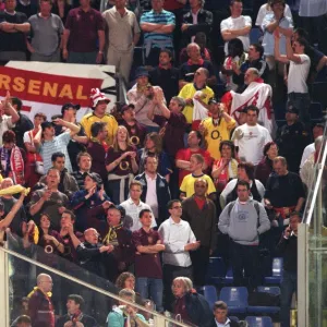 Arsenal fans celebrate at the end of the match. Villarreal 0: 0 Arsenal