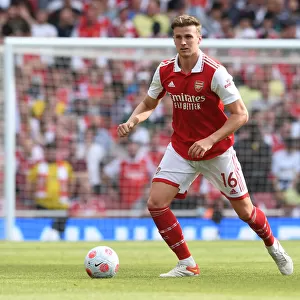 Arsenal's Rob Holding in Action: Premier League Showdown between Arsenal and Everton (2021-22)