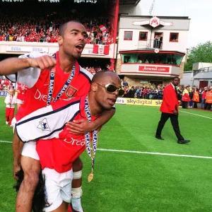 Ashley Cole and Sylvain Wiltord celebrate. Arsenal 4: 3 Everton, F. A