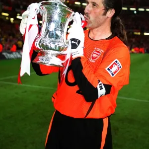 David Seaman kisses the FA Cup. Arsenal 1: 0 Southampton. The F