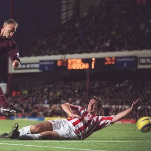 Dennis Bergkamp (Arsenal) Alan Stubbs (Sunderland). Arsenal 3: 1 Sunderland