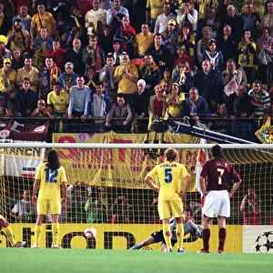 Jens Lehmann (Arsenal) saves Riquelmes penalty. Villarreal v Arsenal