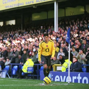 Jose Reyes (Arsenal) prepares to take a corner