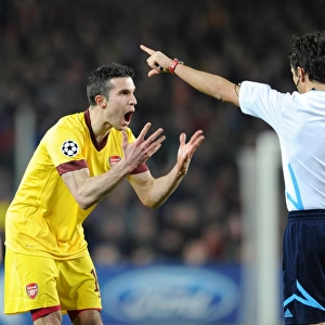 Robin van Persie (Arsenal) explains to referee Busacca that he couldn t hear his whistle