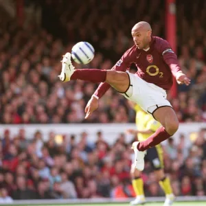 Thierry Henry brings the ball down on his way to scoring his 1st, Arsenals 2nd goal