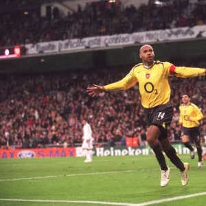 Thierry Henry celebrates scoring Arsenals goal past Iker Casillas (Real)