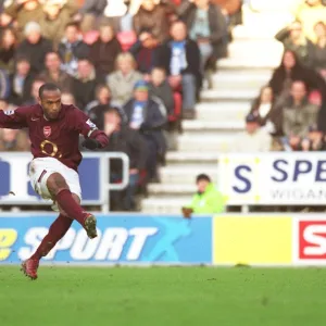 Thierry Henry scores Arsenals 3rd goal (his 2nd) from a free kick