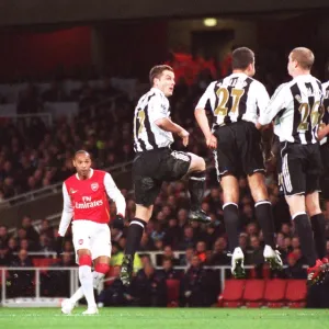 Thierry Henry scores Arsenals goal from a free kick