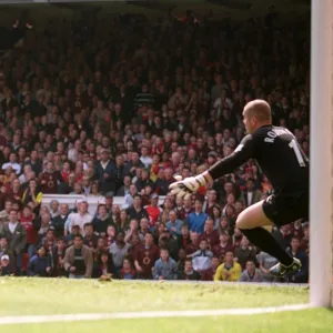 Thierry Henry scores Arsenals goal past Paul Robinson (Tottenham)