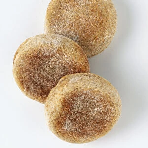 Three wholemeal buns sprinkled with flour