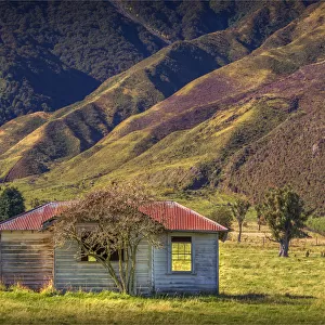 Abandoned old house, Hst Pass in the mountains of the South Island of New Zealand