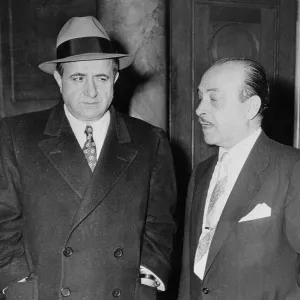 Albert Anastasia y Anthony Calandra Saliendo del Edificio Federal de la Corte. Albert Anastasia y Anthony Calandra Saliendo del Edificio Federal de la Corte.
