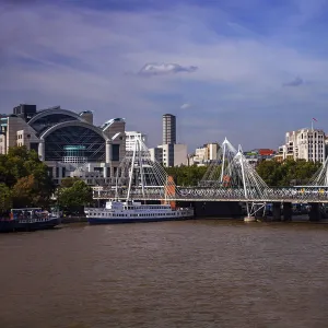 Hungerford Bridge from the side and the thames river