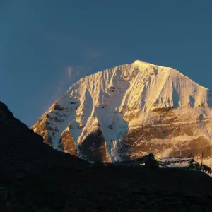 Tibetan Buddhism, snow-capped sacred Mount Kailash, or Gang Rinpoche, pilgrims trail, Kora, Ngari, Gang-Tise Mountains, Transhimalaja, Himalaja, Western Tibet, Tibet Autonomous Region, Peoples Republic of China, Asia
