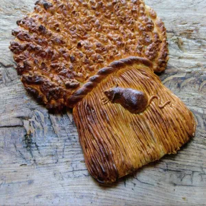 Decorative loaf in shape of sheaf of wheat with mouse