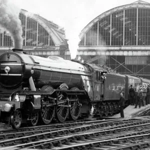 flying-scotsman/flying-scotsman-pulls-londons-kings-cross-station