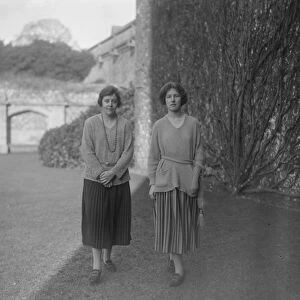Lady Rachel Howard ( left ) with Miss Evelyn Drummond ( daughter of Sir Eric Drummond )