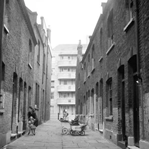 Living with the old and the new in post - war Wapping, East London. A mother