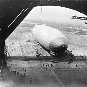 Zeppelins arrival at Lakehurst. A striking view of the ZR3 arriving at the hangar at Lakehurst