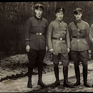 Ak Crown Prince Wilhelm with Prince Wilhelm, Hubertus and Friedrich (b / w photo)