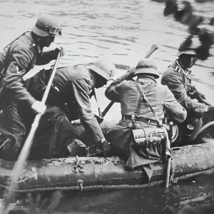 Soldados de asalto cruzan el Mosa en una balsa de goma, Francia, 1940 (fotografía en blanco y negro)