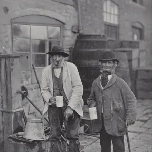 Bidford Mop, "Sippers"and "Topers"(b / w photo)