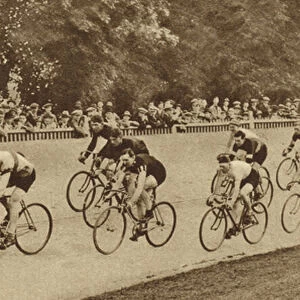 Cyclists competing in the 10 mile amateur championship at Herne Hill Velodrome (b / w photo)