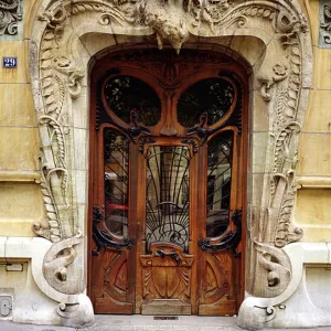 Entrance door to the apartments at 29 Avenue Rapp, designed 1901 (photo)