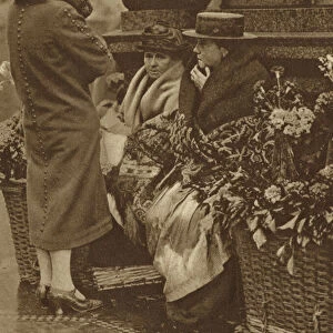 Flower seller in Piccadilly Circus (b / w photo)