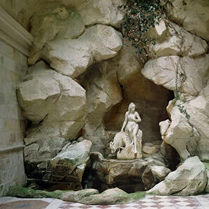 The Grotto of the Laiterie de la Reine, built in 1785 (photo)