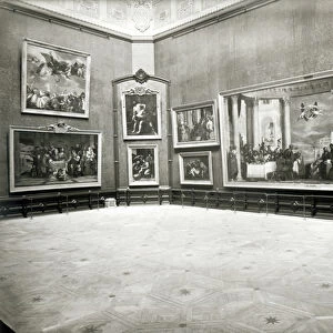 Interior view of the Salon Carre, north-west angle, october 1919 (b / w photo)