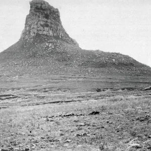 Isandlwana Mountain, 1879 (b / w photo)