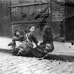 London Slums, Twine Court (b / w photo)