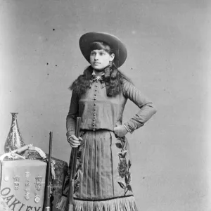 Annie Oakley Print (1860-1926). Art Prints, Posters & Puzzles from