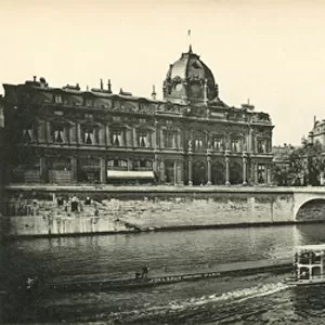 Paris, La Conciergerie et la Tribunal de Commerce, The Conciergerie and Court of Trade (b / w photo)
