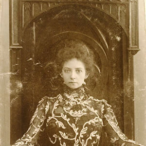 Portrait of the actress Vera Komissarzhevskaya (b / w photo)