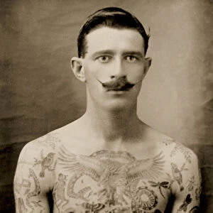 Tattooed British sailor during the Great War of 1914-18 (front view) (b / w photo