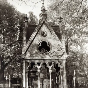 The Tomb of Abelard and Heloise, built in 1817 (b / w photo)