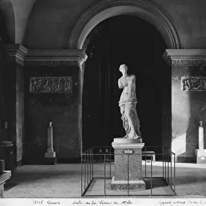 View of the Venus de Milos room in Louvre Museum, c. 1921-22 (b / w photo)
