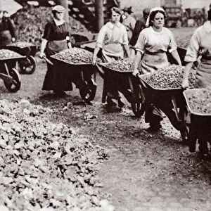 Women at work during the Great War (b / w photo)