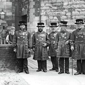 Yeoman Warders of the Tower of London (b / w photo)