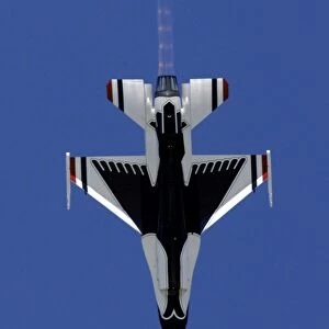 An F-16 Falcon dives straight down while performing the Splits maneuver