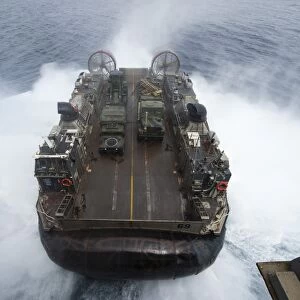 A landing craft air cushion leaves the well deck of USS Kearsarge