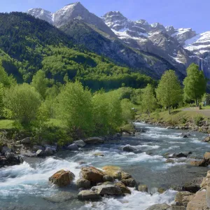 River Gave de Gavarnie with Cirque du Gavarnie in the distance, Pyrenees National Park