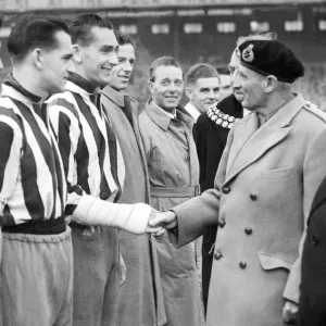 Feldmarschall Viscount Montgomery schüttelt die Hände mit Fußballspieler Jackie Milburn Feldmarschall Viscount Montgomery schüttelt die Hände mit Fußballspieler Jackie Milburn