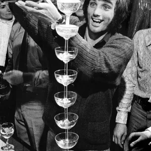 Georg Best mit Champagner zu gießen Georg Best mit Champagner zu gießen