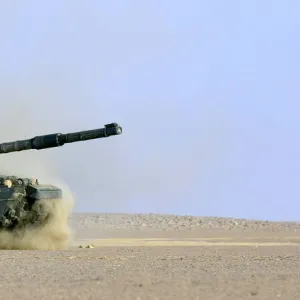 Challenger 2 at speed, RDG, Omani Desert, 25 / 09 / 2001