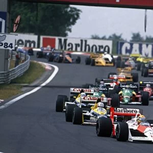 1988 Hungarian Grand Prix: Ayrton Senna followed by Nigel Mansell and Riccardo Patrese at the start